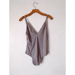 NWT BASIC V NECK BODYSUIT